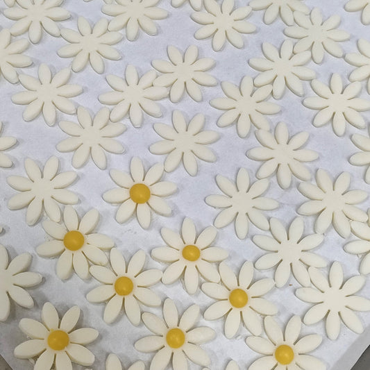 可愛らしいパステルケーキに隠された手作りお花の物語|魔法洋菓子店ソルシエ