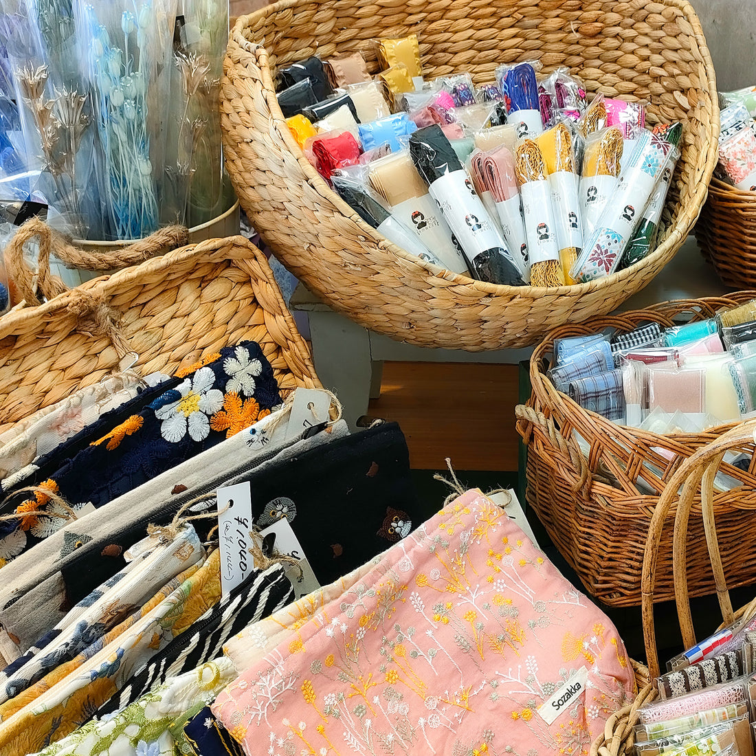 ソルシエ本店で見つかる!個性的なリボンと大きめポーチ|魔法洋菓子店ソルシエ
