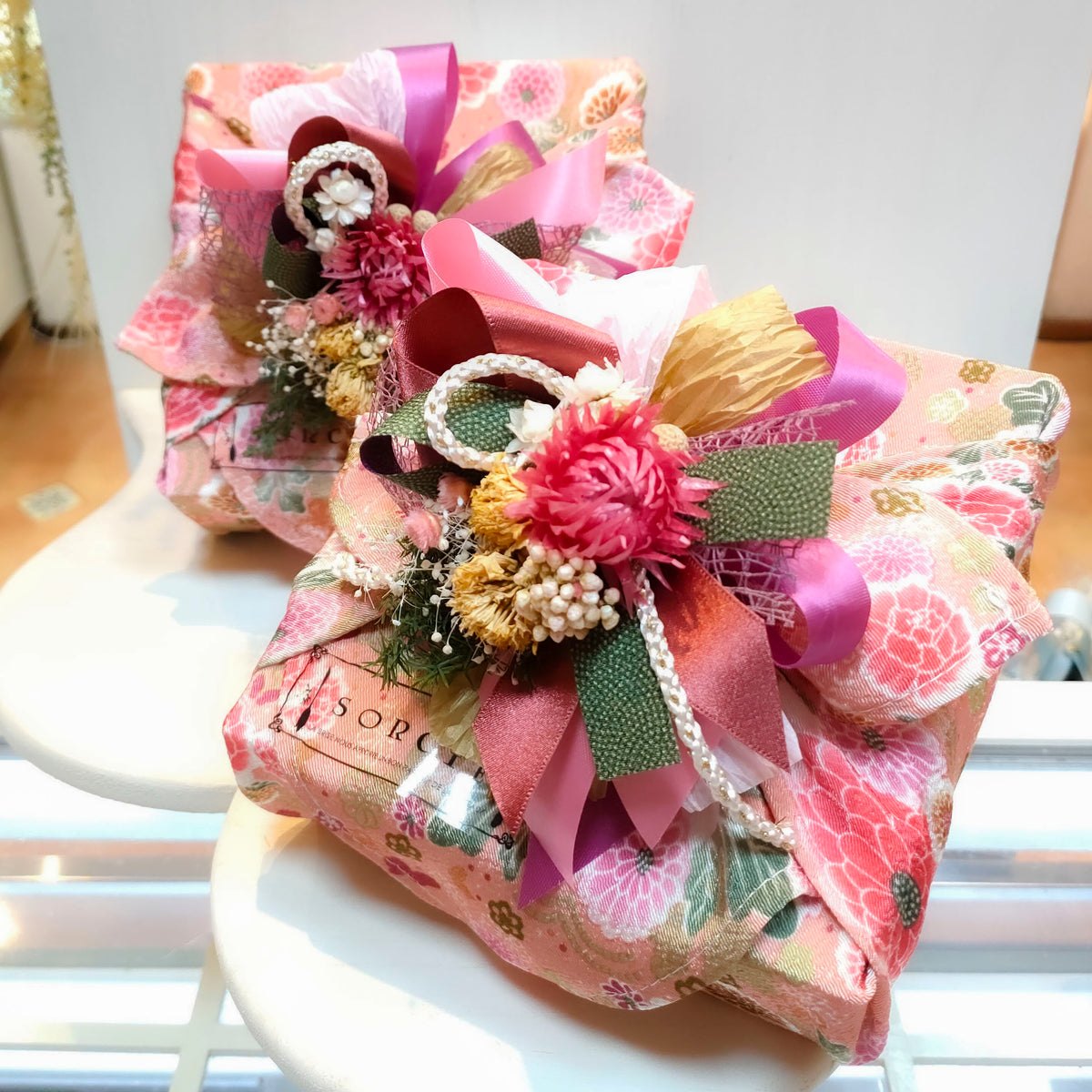 華やかなギフトラッピングとお得なリボン販売 - 魔法洋菓子店ソルシエ