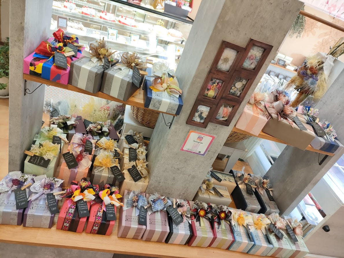 アートのような美しさ！洋菓子店オリジナルのドライフラワー＆リボンギフト