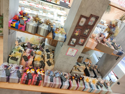アートのような美しさ！洋菓子店オリジナルのドライフラワー＆リボンギフト