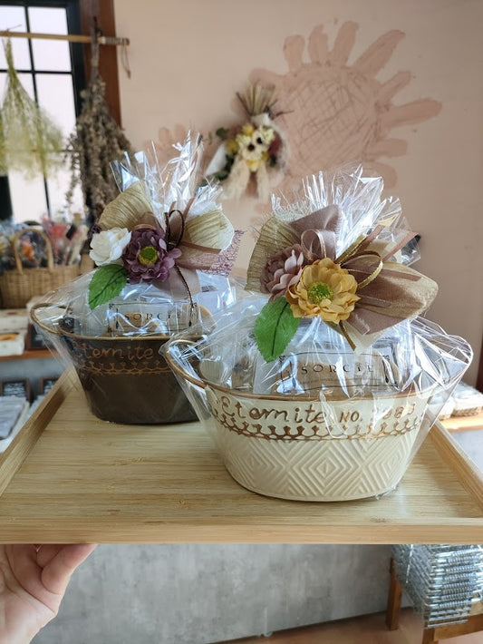 プレゼント選びのお助け！2色アソートのお花とリボン飾りギフト