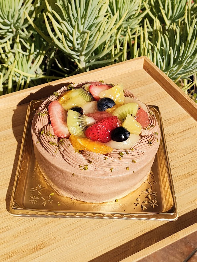四季を彩るデザート：チョコクリームフルーツデコレーションケーキの魅力