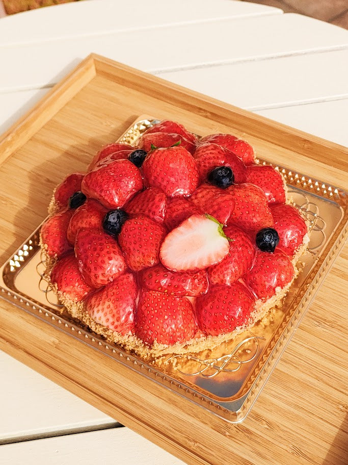 🍓🍰 フレッシュ苺のタルトデコレーションケーキ、予約スタート！🌸