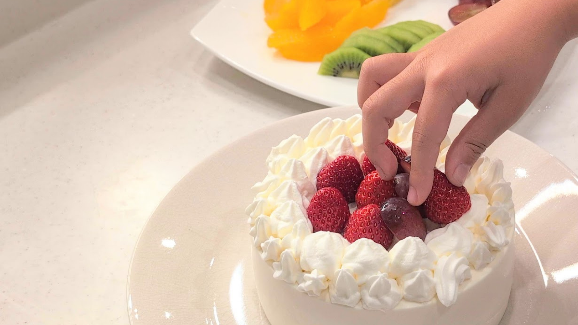 デコるだケーキにフルーツを飾り付けている様子